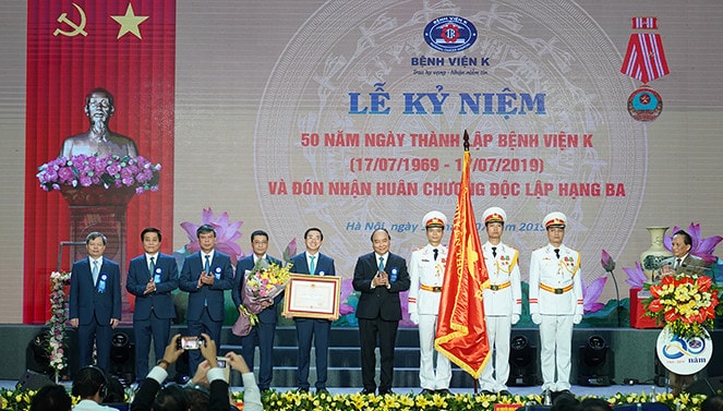 Thủ tướng Nguyễn Xuân Phúc trao Huân chương Độc lập hạng Ba cho Bệnh viện K. Ảnh: VGP/Quang Hiếu