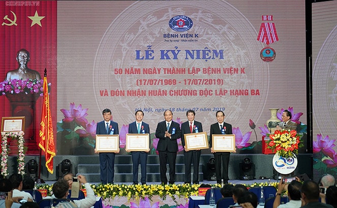 Thủ tướng trao Huân chương Lao động các hạng cho những thầy thuốc có thành tích xuất sắc của Bệnh viện K. Ảnh: VGP/Quang Hiếu