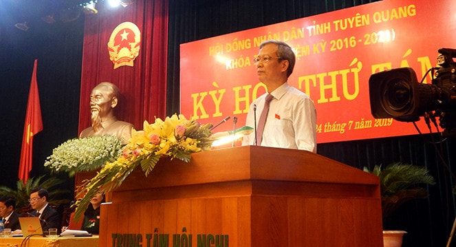 Phó Bí thư Tỉnh ủy, Chủ tịch UBND tỉnh Phạm Minh Huấn báo cáo tình hình kinh tế - xã hội 6 tháng đầu năm, nhiệm vụ trọng tâm các tháng cuối năm