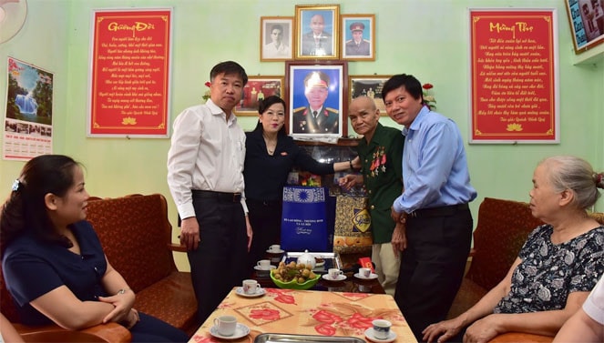 Trưởng Ban Dân nguyện Nguyễn Thanh Hải và Đoàn công tác thăm hỏi, động viên và tặng quà thương binh ¼ Quách Đình Quý mất sức 98% tại xã Hạ Bì, huyện Kim Bôi, Hòa Bình