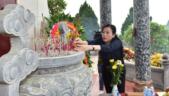 Trưởng Ban Dân nguyện Nguyễn Thanh Hải và Đoàn công tác đã dâng hương, dâng hoa tưởng nhớ anh linh các anh hùng, liệt sĩ hiện đang yên nghỉ tại Nghĩa trang Liệt sĩ huyện Kim Bôi, Hòa Bình