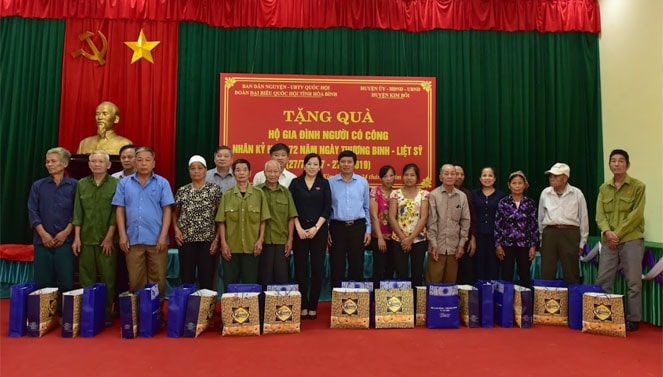Trưởng Ban Dân nguyện Nguyễn Thanh Hải và Đoàn công tác thăm hỏi, động và tặng quà cho các gia đình chính sách, có công với cách mạng trên địa bàn huyện Kim Bôi, Hòa Bình