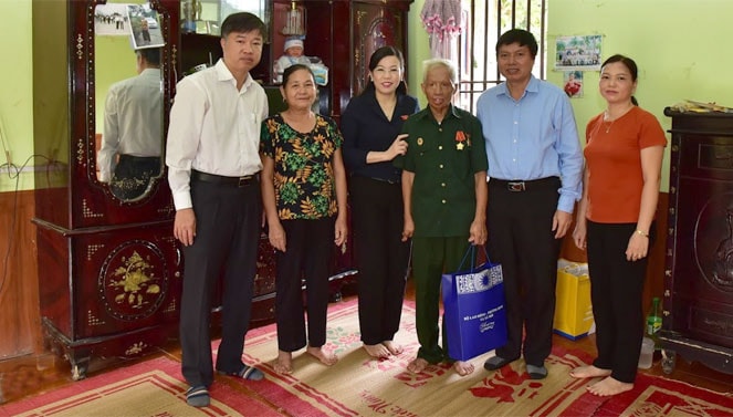 Trưởng Ban Dân nguyện Nguyễn Thanh Hải và Đoàn công tác thăm hỏi, động viên và tặng quà thương binh ¼ Đinh Công Bết ở xóm Bó Cối, xã Vĩnh Tiến, huyện Kim Bôi, Hòa Bình