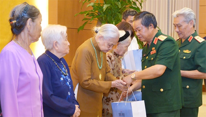 Phó Chủ tịch Quốc hội Đỗ Bá Tỵ trao tặng 10 suất quà cho các Mẹ Việt Nam anh hùng, đại diện thân nhân liệt sỹ