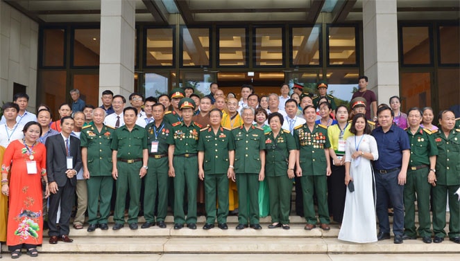 Phó Chủ tịch Quốc hội Đỗ Bá Tỵ với các Mẹ Việt Nam anh hùng gia đình liệt sỹ và cựu chiến binh chụp ảnh lưu niệm tại nhà Quốc hội