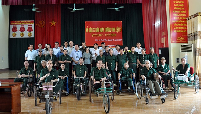 Bộ trưởng Bộ Y tế chụp ảnh lưu niệm với các thương, bệnh binh và cán bộ đang công tác tại Trung tâm Điều dưỡng người có công tỉnh Phú Thọ.
