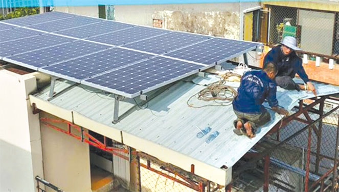 Lắp đặt tấm pin năng lượng mặt trời tại hộ dân Nguồn: ITN