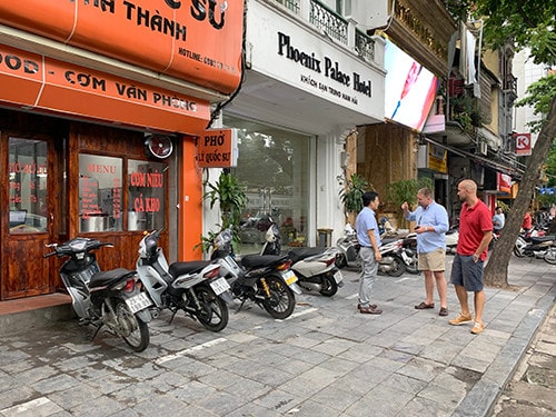 Xe máy được xếp thành hàng lối trên phố Phủ Doãn (phường Hàng Trống)