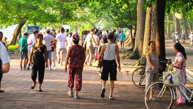 Hồ Gươm luôn tấp nập người đi bộ Ảnh: Duy Thông