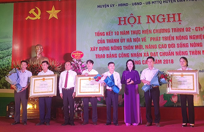 Ủy viên Trung ương Đảng, Phó Bí thư Thường trực Thành ủy Ngô Thị Thanh Hằng trao Bằng công nhận xã đạt chuẩn NTM nâng cao cho 3 xã Đan Phượng, Song Phượng và Liên Trung