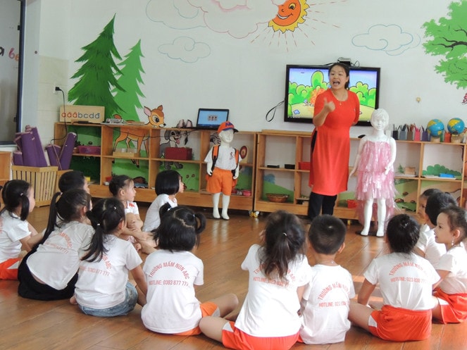 Giáo viên dạy kỹ năng phòng, chống xâm hại tình dục cho trẻ em tại Trường Mầm non ABC, thành phố Vinh, Nghệ An