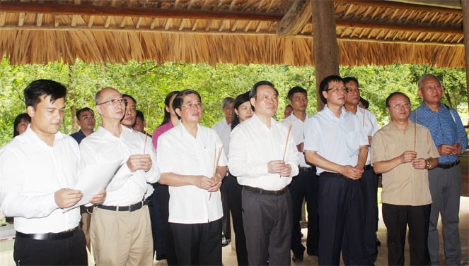 Phó Chủ tịch Quốc hội Phùng Quốc Hiển và Đoàn công tác dâng hương tại đình Tân Trào