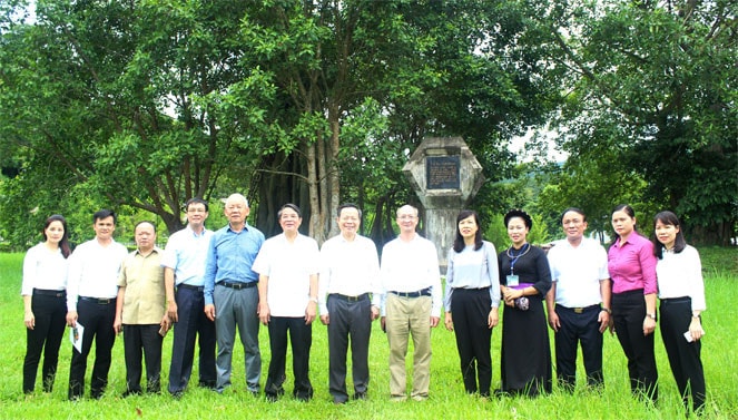 Phó Chủ tịch Quốc hội Phùng Quốc Hiển và Đoàn công tác chụp ảnh tại cây đa Tân Trào