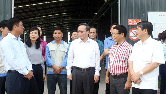 Phó Chủ tịch Quốc hội Phùng Quốc Hiển nói chuyện với cán bộ Công ty cổ phần Woodsland Tuyên Quang