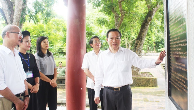 Phó Chủ tịch Quốc hội Phùng Quốc Hiển nói chuyện về các hoạt động của Quốc hội khóa đầu tiên tại khu di tích Ban Thường trực Quốc hội