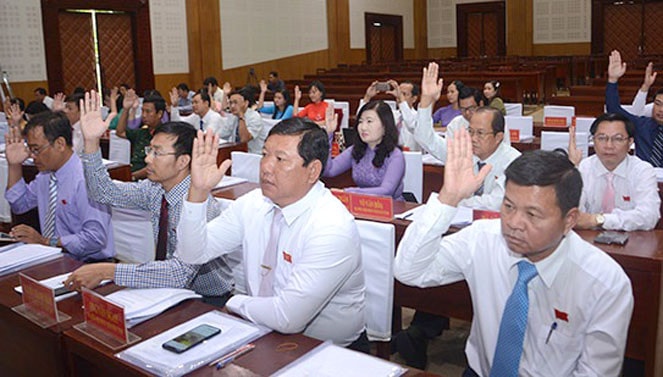 Đại biểu HĐND tỉnh Kiên Giang biểu quyết thông qua các nghị quyết tại kỳ họp HĐND tỉnh Ảnh: Quốc Trinh