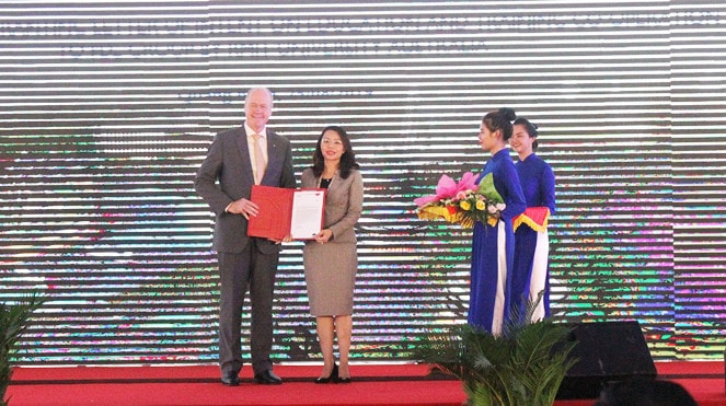 Phó Chủ tịch HĐQT kiêm Tổng giám đốc Tập đoàn FLC Hương Trần Kiều Dung và đại diện trường Đại học RMIT Australia trao thỏa thuận hợp tác