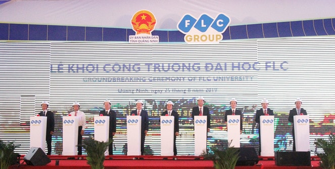 Bộ trưởng Giáo dục và Đào tạo Phùng Xuân Nhạ cùng các đại biểu nhấn nút khởi công Trường Đại học FLC
