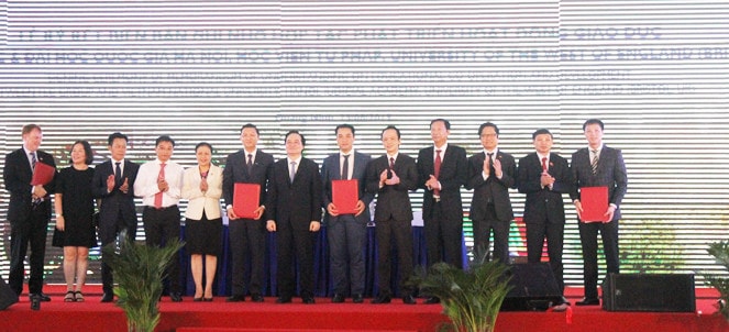 Các đại biểu chụp ảnh lưu niệm với đại diện các trường ĐH và tổ chức giáo dục quốc tế