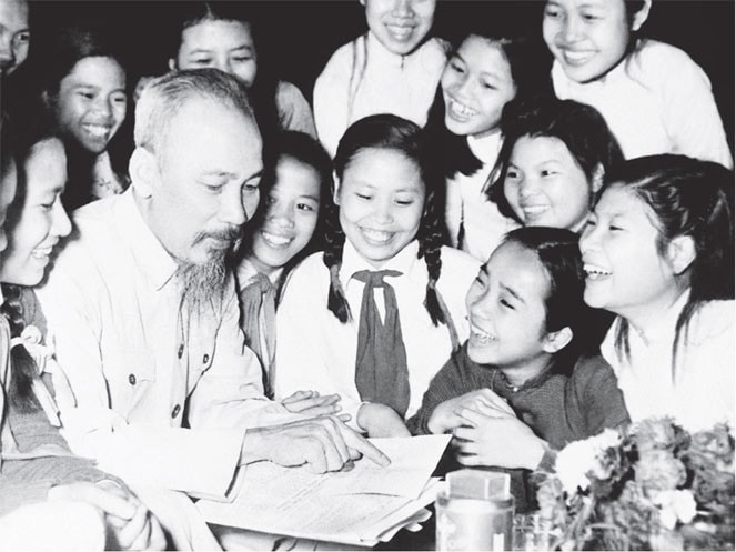 Chủ tịch Hồ Chí Minh với thiêu niên nhi đồng Nguồn: Tư liệu