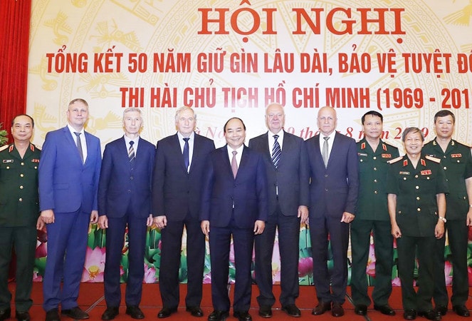 Thủ tướng Nguyễn Xuân Phúc với các chuyên gia Việt Nam và Liên bang Nga làm nhiệm vụ giữ gìn và bảo quản thi hài Chủ tịch Hồ Chí Minh