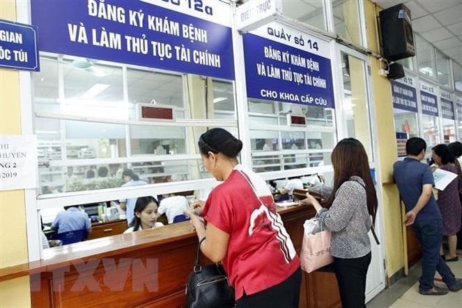 Từ 1/9, có thể nộp bảo hiểm xã hội và y tế qua ngân hàng điện tử. (Ảnh: Dương Ngọc/TTXVN)