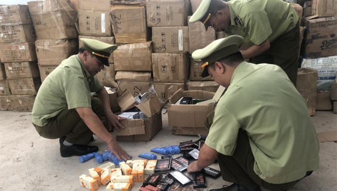 Lực lượng Quản lý thị trường đang kiểm đếm tại kho mỹ phẩm lậu
