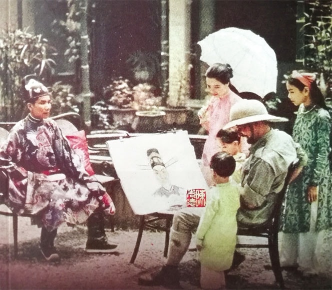 Phu nhân và các con gái đứng xem họa sĩ Pháp Alexandre Icovleff vẽ chân dung ông Võ Chuẩn trong vườn nhà