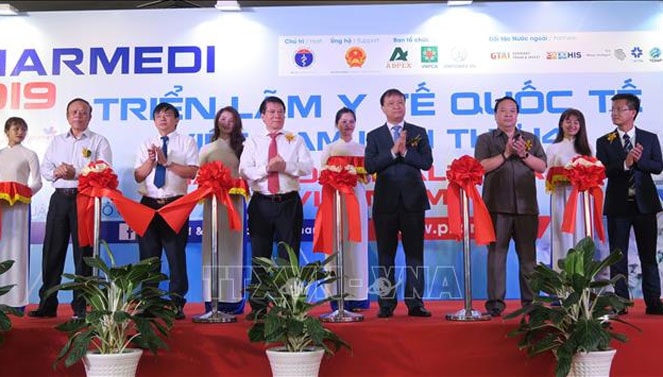Trong ảnh: Các đại biểu cắt băng khai mạc triển lãm. Ảnh: Đinh Hằng - TTXVN