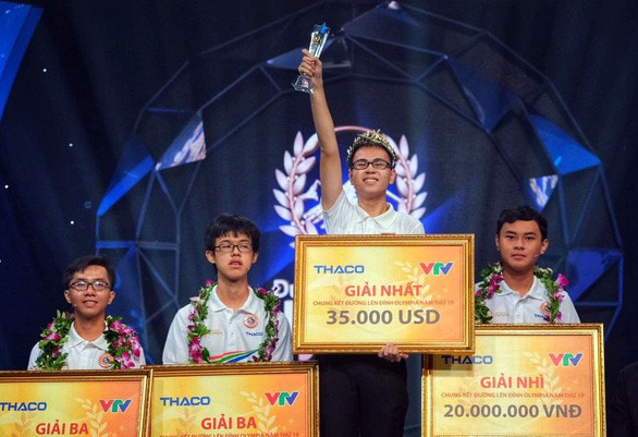 Thế Trung (THPT chuyên Phan Bội Châu, Nghệ An) xuất sắc giành vòng nguyệt quế - Ảnh: NAM TRẦN