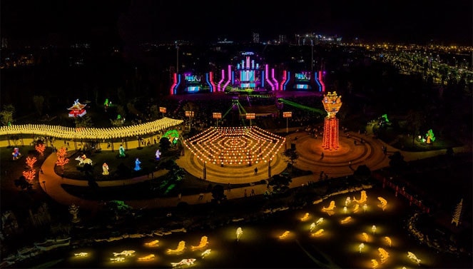 Công viên đèn lồng lung linh nhìn từ trên cao.
