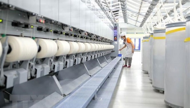 Công nhân Nhà máy kéo sợi lông cừu Đà Lạt bên dây chuyền sản xuất sợi lông cừu bằng nguyên liệu sợi tự nhiên nhập khẩu. (Ảnh: Nguyễn Dũng/TTXVN)