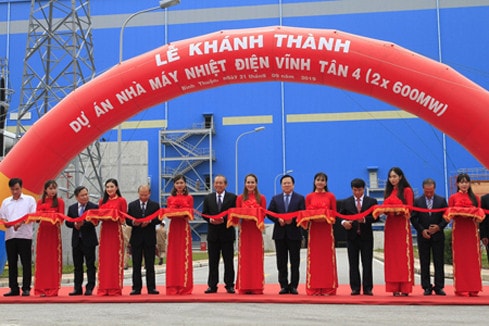Phó Thủ tướng Thường trực Trương Hòa Bình cùng các đại biểu cắt băng khánh thành Nhà máy Nhiệt điện Vĩnh Tân 4