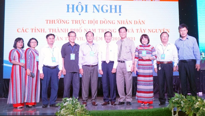 Các đại biểu chụp ảnh lưu niệm Ảnh: Lê Tùng