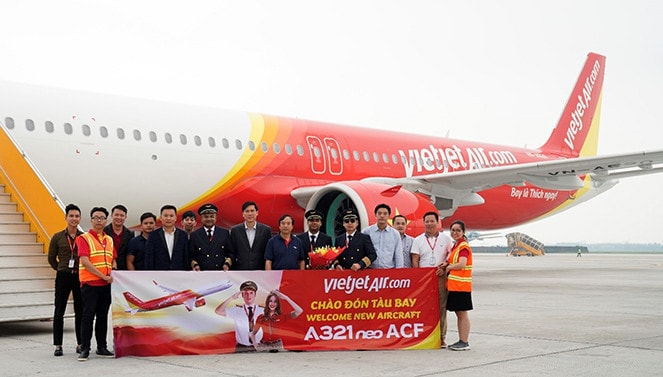Đại diện hàng không Vietjet và các đại biểu chào đón máy bay A321neo ACF thế hệ mới tại sân bay Tân Sơn Nhất