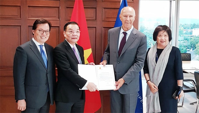 Bộ trưởng Chu Ngọc Anh trao Văn kiện gia nhập cho Tổng Giám đốc WIPO Francis Gurry