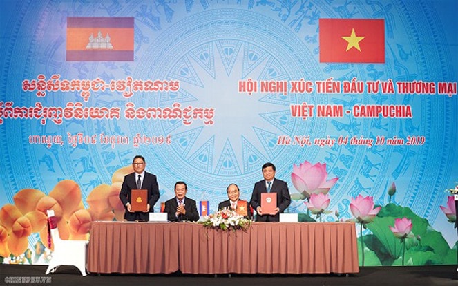 Thủ tướng Nguyễn Xuân Phúc và Thủ tướng Hun Sen chứng kiến lễ ký Biên bản ghi nhớ về hợp tác đầu tư giữa Bộ Kế hoạch và Đầu tư Việt Nam và Hội đồng Phát triển Campuchia - Ảnh: VGP/Quang Hiếu