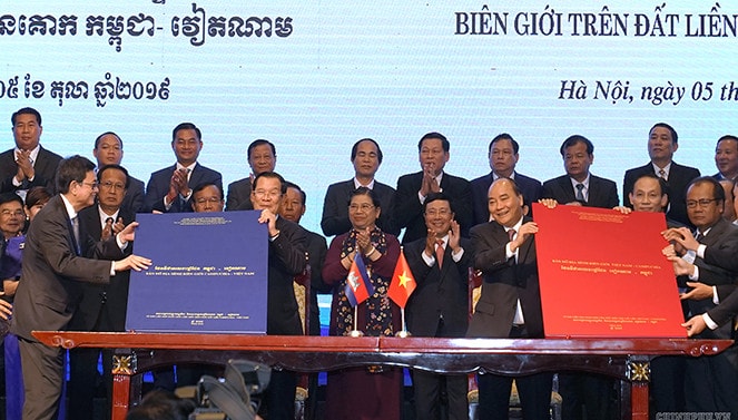 Hai Thủ tướng chứng kiến lễ ký Phụ lục bản đồ đính kèm Nghị định thư phân giới cắm mốc biên giới trên đất liền giữa Việt Nam và Campuchia. Ảnh: VGP/Quang Hiếu