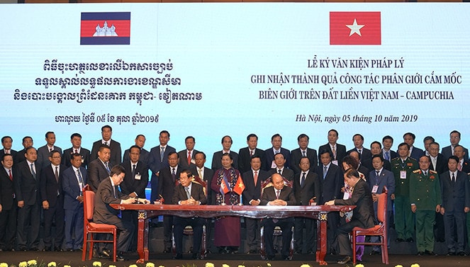 Hai Thủ tướng chứng kiến lễ ký Nghị định thư Phân giới cắm mốc biên giới trên đất liền giữa Việt Nam và Campuchia. Ảnh: VGP/Quang Hiếu