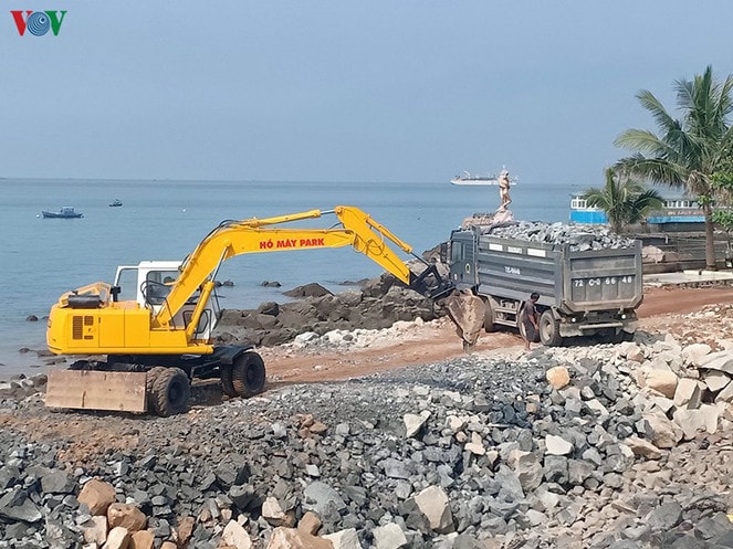 Một lượng lớn đất đá làm mặt bằng được đổ xuống biển trong thời gian qua
