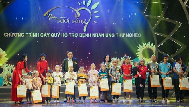 Trương ban Dân vận Trung ương Trương Thị Mai và Chủ tịch Trần Thanh Mẫn trao quà cho các bệnh nhi ung thư