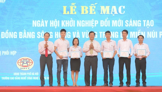 Ban tổ chức trao giải cho 5 đội thi xuất sắc vòng Chung kết cuộc thi tìm kiếm tài năng khởi nghiệp đổi mới sáng tạo vùng đồng bằng sông Hồng và Trung du miền núi phía Bắc