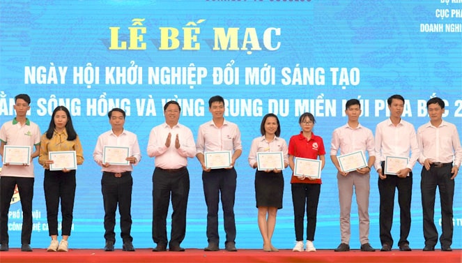Ban tổ chức trao giấy chứng nhận cho các đội thi tham gia Cuộc thi
