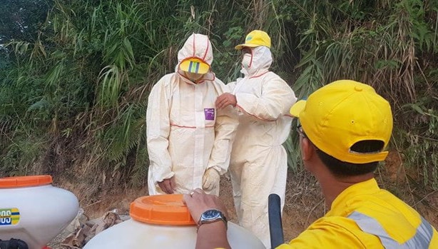 Các cán bộ của Trung tâm Ứng phó sự cố môi trường Việt Nam xử lý tại điểm đổ dầu thải. (Ảnh: PV/Vietnam+)
