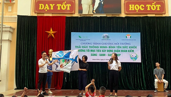 Các em học sinh trả lời câu hỏi về môi trường