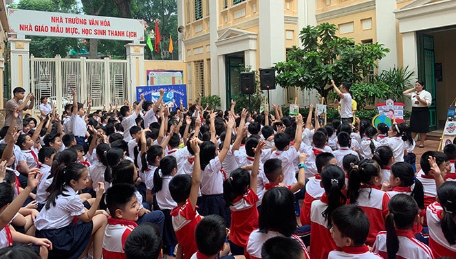 Các em học sinh hào hứng trả lười các câu hỏi về môi trường