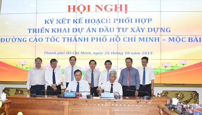 Lãnh đạo TP Hồ Chí Minh và tỉnh Tây Ninh ký kết kế hoạch phối hợp triển khai dự án đầu tư xây dựng đường cao tốc TP Hồ Chí Minh - Mộc Bài. Ảnh: M.Q
