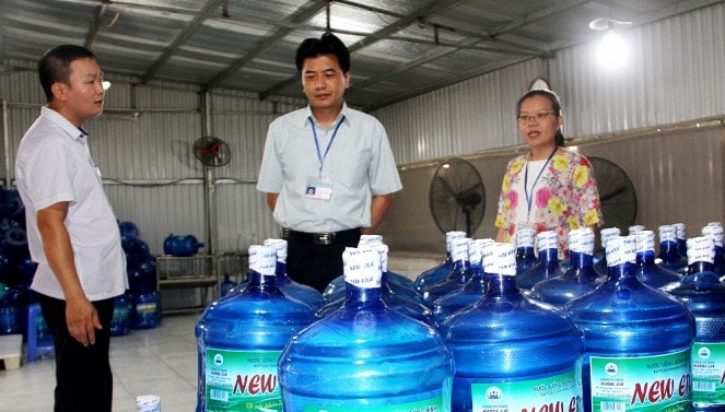 Các cơ quan chức năng kiểm tra an toàn thực phẩm ở các cơ sở sản xuất nước đóng chai.(Nguồn: ITN)