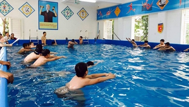 Một lớp dạy bơi cho học sinh tiểu học