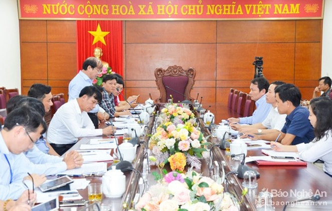 Chiều 30/10, Đoàn kiểm tra công tác cải cách hành chính do đồng chí Lê Đình Lý - Giám đốc Sở Nội vụ làm Trưởng đoàn có cuộc làm việc với UBND thành phố Vinh. Ảnh: Lê Thanh
